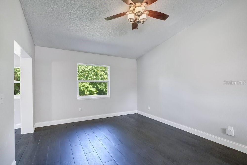 For Sale: $285,000 (2 beds, 1 baths, 800 Square Feet)