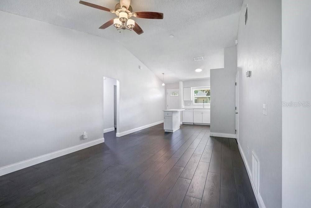 For Sale: $285,000 (2 beds, 1 baths, 800 Square Feet)