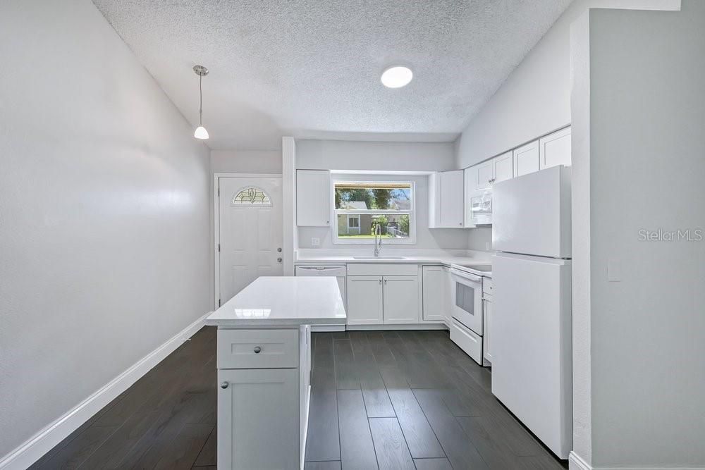 For Sale: $285,000 (2 beds, 1 baths, 800 Square Feet)