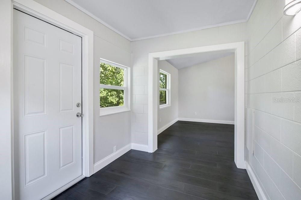 For Sale: $285,000 (2 beds, 1 baths, 800 Square Feet)