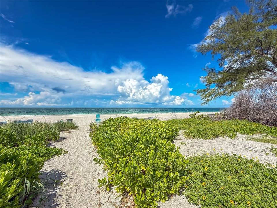 For Sale: $689,000 (2 beds, 2 baths, 1014 Square Feet)