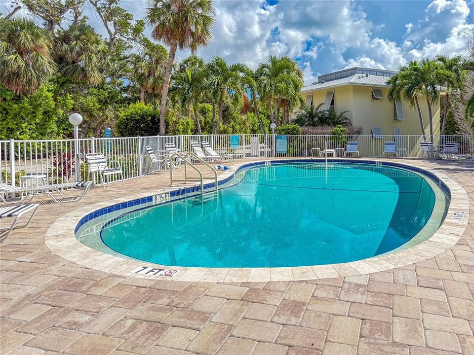 For Sale: $689,000 (2 beds, 2 baths, 1014 Square Feet)
