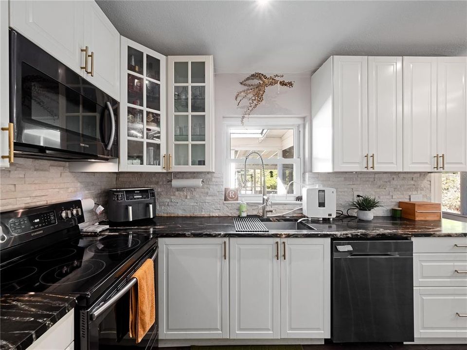 For Rent: $2,500 (3 beds, 2 baths, 1075 Square Feet)