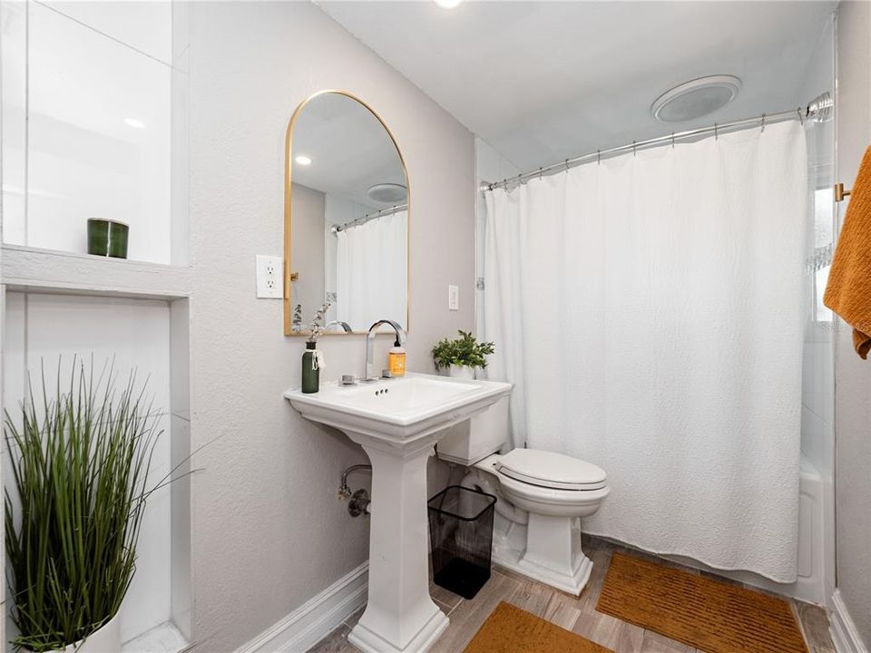For Rent: $2,500 (3 beds, 2 baths, 1075 Square Feet)