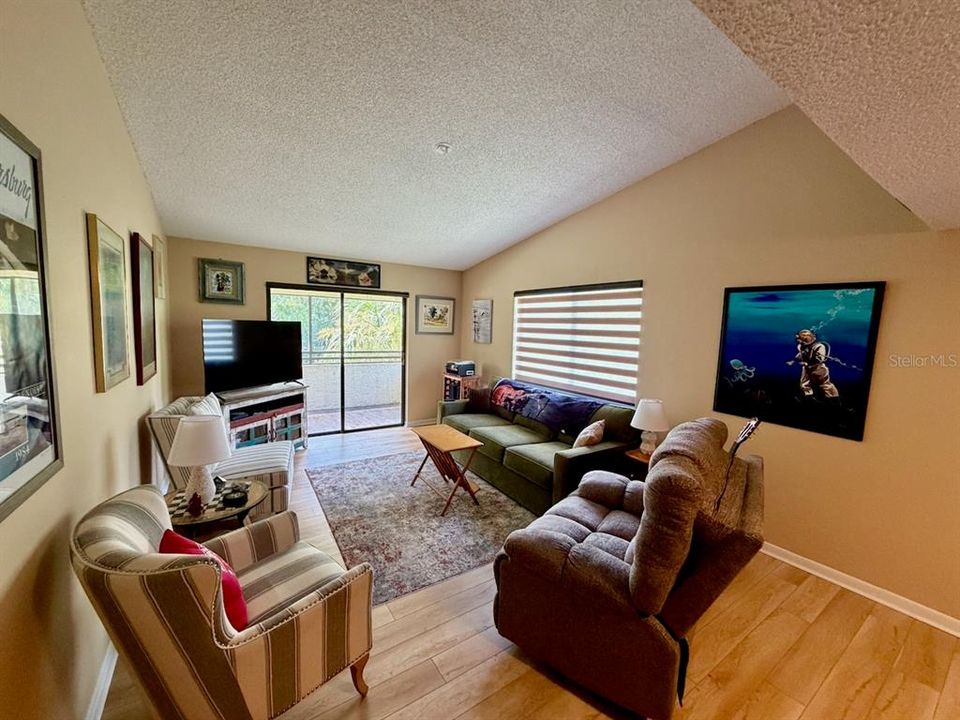 For Sale: $200,000 (2 beds, 2 baths, 1260 Square Feet)