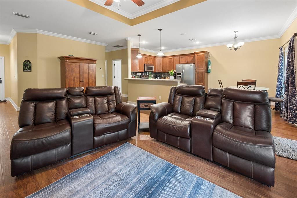 For Sale: $285,000 (3 beds, 2 baths, 1470 Square Feet)
