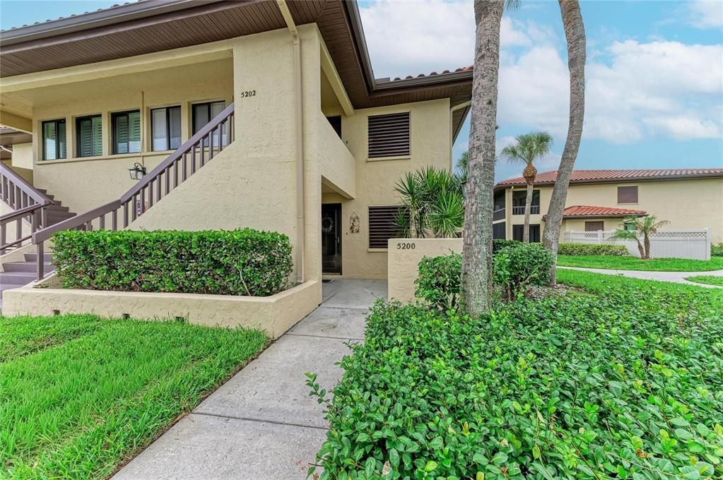 For Sale: $205,000 (2 beds, 2 baths, 1065 Square Feet)