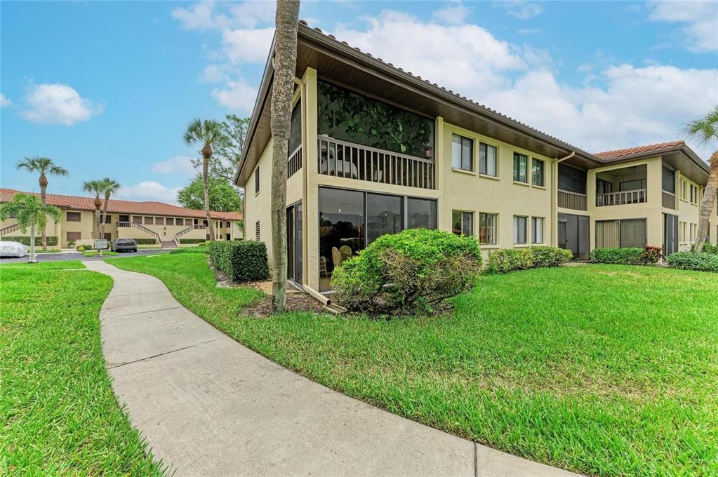 For Sale: $205,000 (2 beds, 2 baths, 1065 Square Feet)