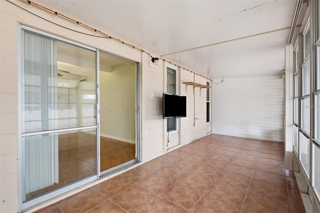 For Sale: $95,000 (1 beds, 1 baths, 648 Square Feet)