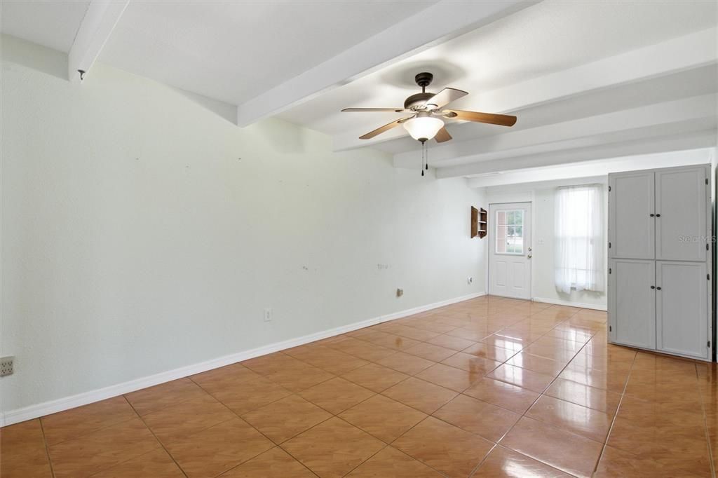 For Sale: $95,000 (1 beds, 1 baths, 648 Square Feet)
