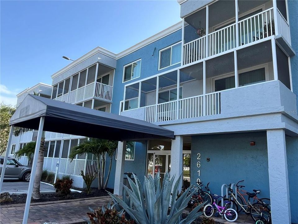 For Rent: $1,400 (1 beds, 1 baths, 714 Square Feet)