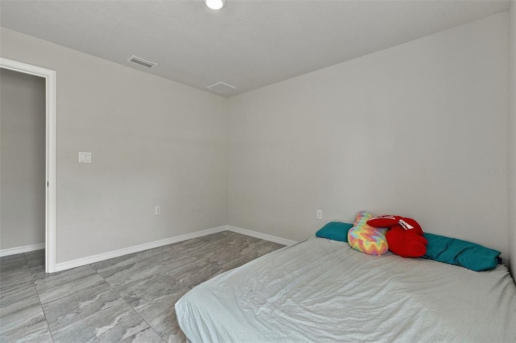 For Sale: $449,900 (5 beds, 4 baths, 2414 Square Feet)
