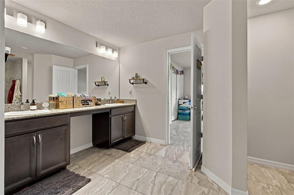 For Sale: $449,900 (5 beds, 4 baths, 2414 Square Feet)