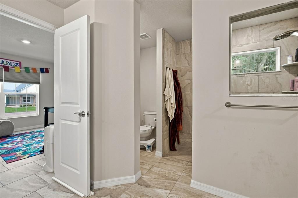 For Sale: $449,900 (5 beds, 4 baths, 2414 Square Feet)