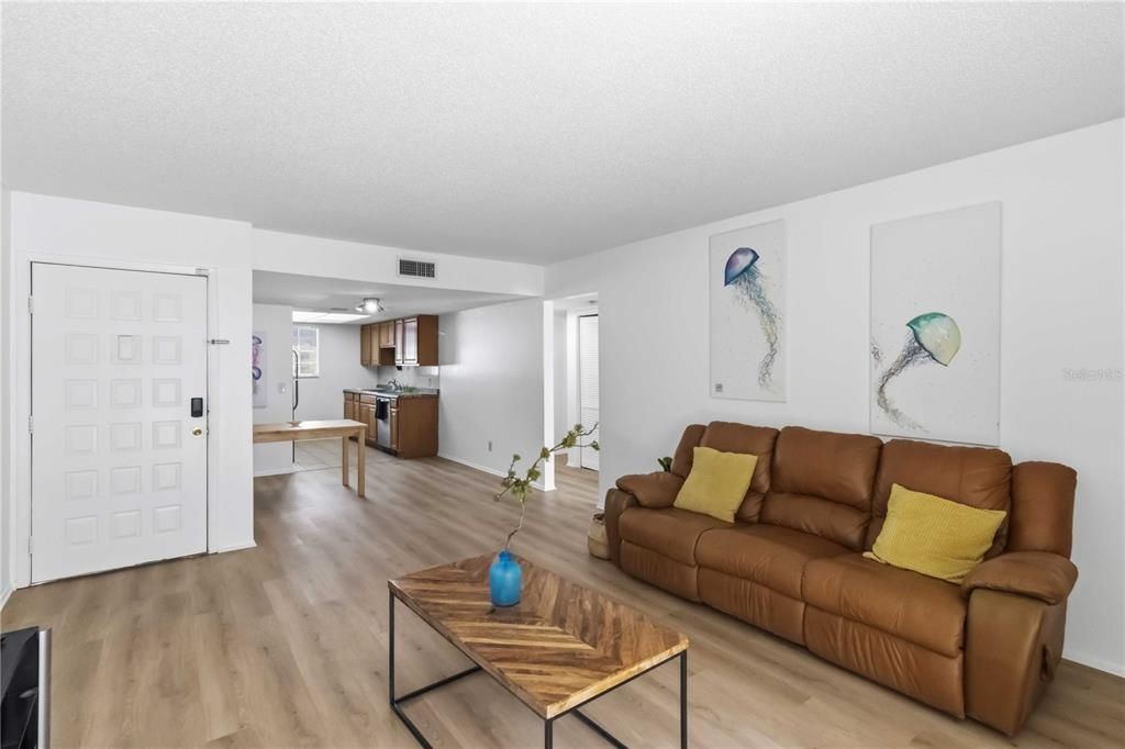 For Sale: $145,000 (2 beds, 2 baths, 984 Square Feet)