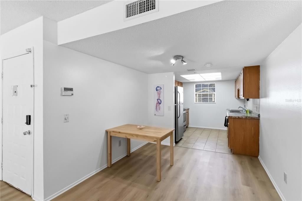 For Sale: $145,000 (2 beds, 2 baths, 984 Square Feet)