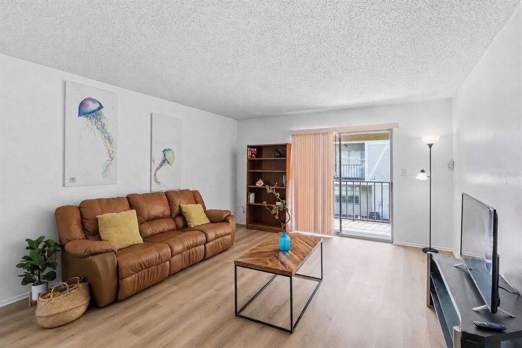 For Sale: $145,000 (2 beds, 2 baths, 984 Square Feet)