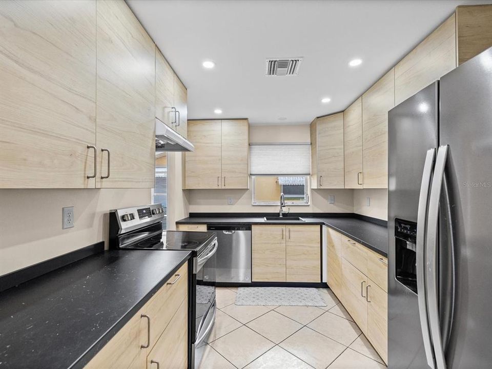 На продажу: $395,900 (2 спален, 2 ванн, 1064 Квадратных фут)