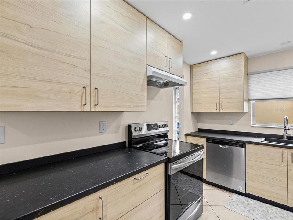На продажу: $395,900 (2 спален, 2 ванн, 1064 Квадратных фут)