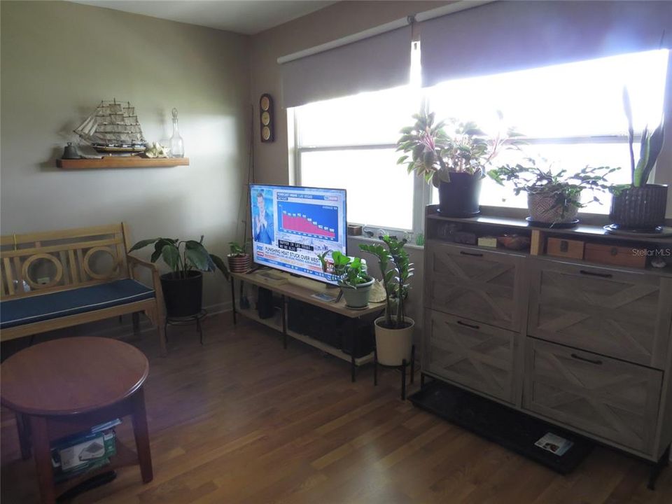 For Sale: $82,000 (1 beds, 1 baths, 520 Square Feet)
