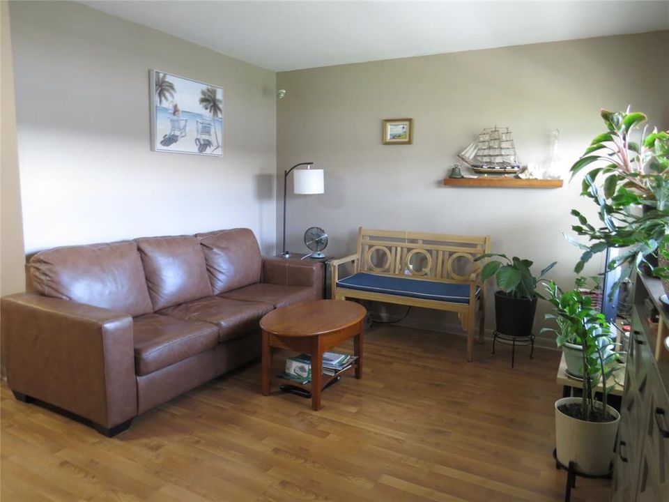 For Sale: $82,000 (1 beds, 1 baths, 520 Square Feet)