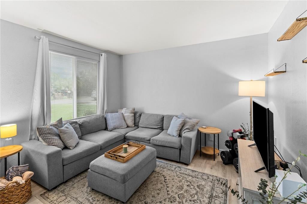 Active With Contract: $2,300 (3 beds, 1 baths, 936 Square Feet)