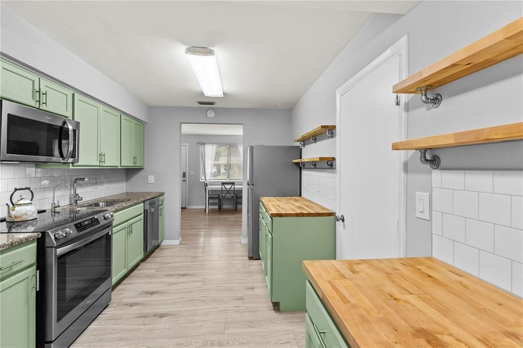 Active With Contract: $2,300 (3 beds, 1 baths, 936 Square Feet)