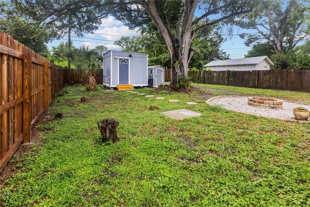 Active With Contract: $2,300 (3 beds, 1 baths, 936 Square Feet)
