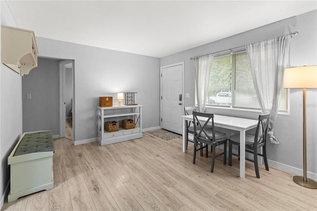 Active With Contract: $2,300 (3 beds, 1 baths, 936 Square Feet)