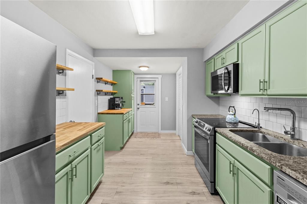 Active With Contract: $2,300 (3 beds, 1 baths, 936 Square Feet)