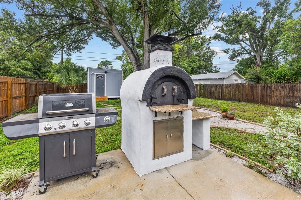 Active With Contract: $2,300 (3 beds, 1 baths, 936 Square Feet)