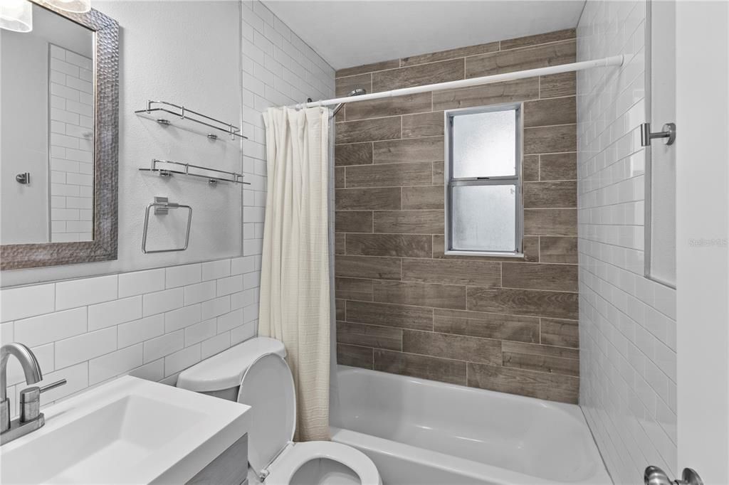 Active With Contract: $2,300 (3 beds, 1 baths, 936 Square Feet)