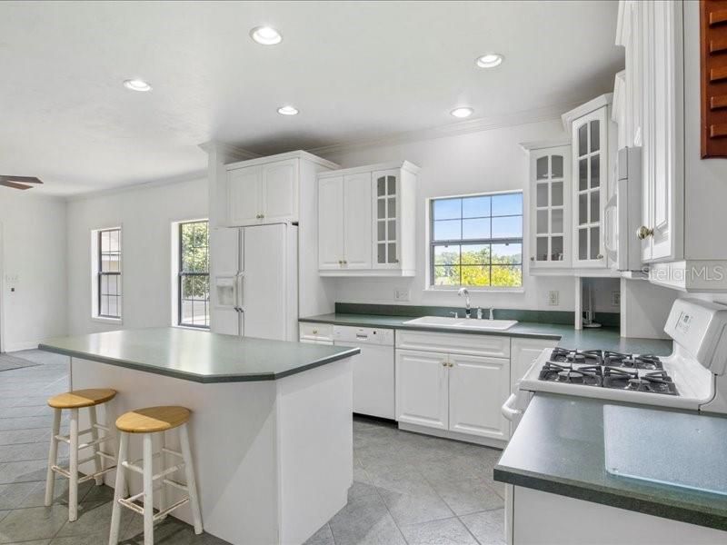 For Sale: $885,000 (0 beds, 0 baths, 6627 Square Feet)