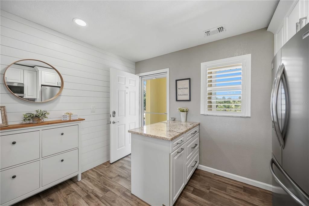 For Sale: $299,000 (2 beds, 2 baths, 948 Square Feet)