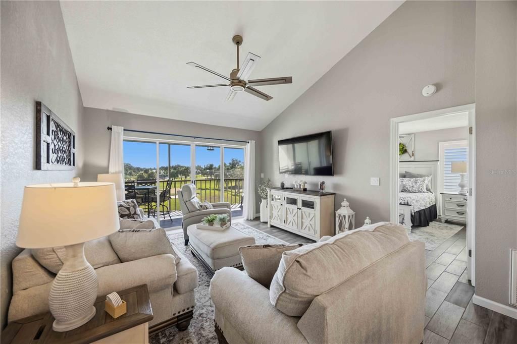 For Sale: $299,000 (2 beds, 2 baths, 948 Square Feet)