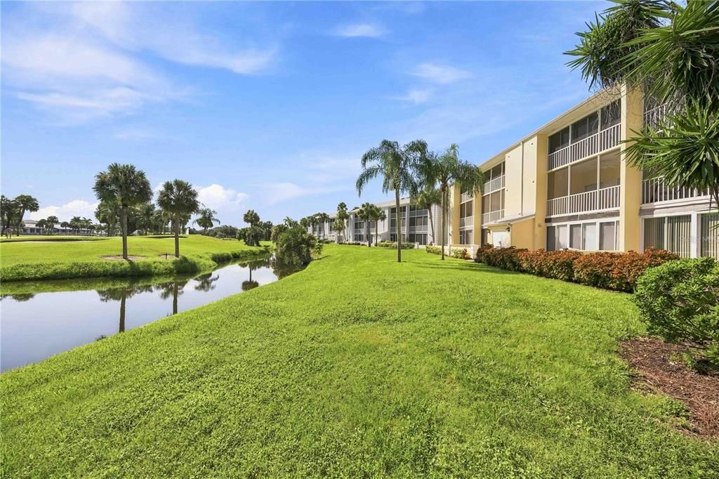 For Sale: $299,000 (2 beds, 2 baths, 948 Square Feet)