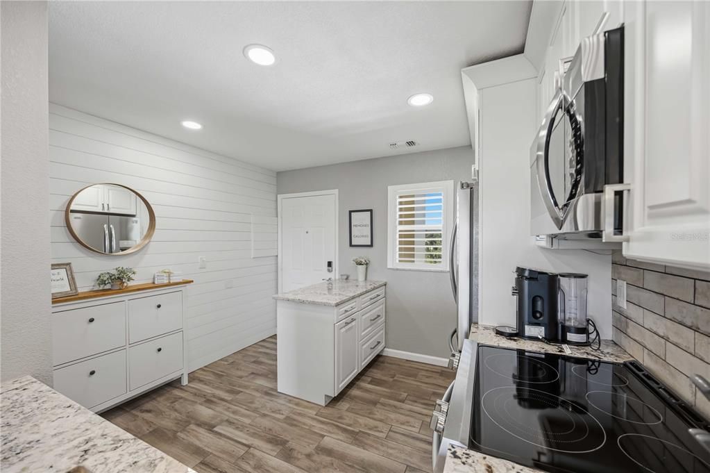 For Sale: $299,000 (2 beds, 2 baths, 948 Square Feet)