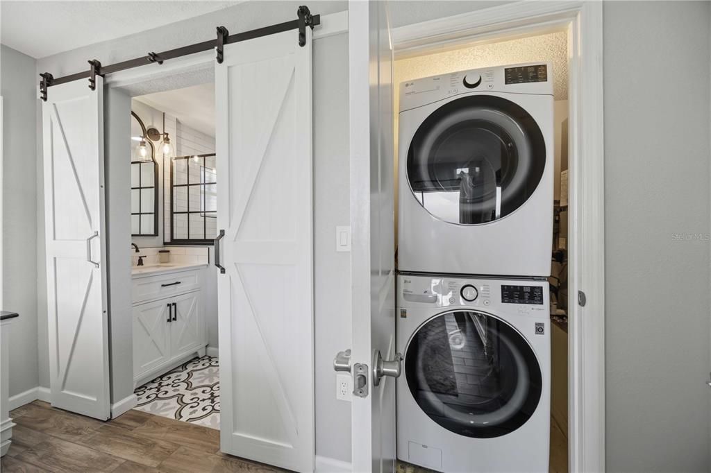 For Sale: $299,000 (2 beds, 2 baths, 948 Square Feet)