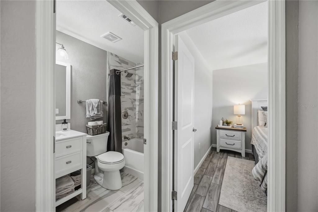 For Sale: $299,000 (2 beds, 2 baths, 948 Square Feet)