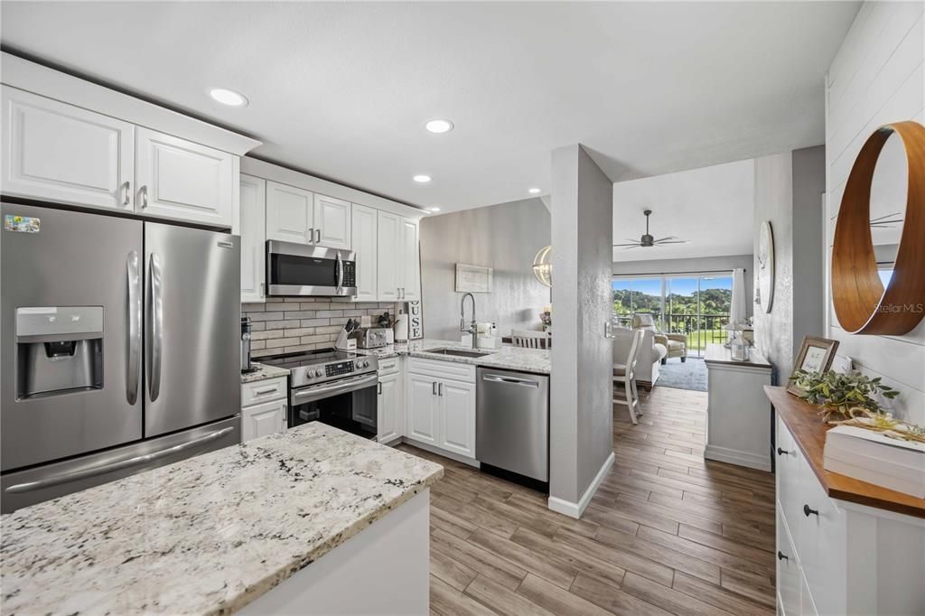 For Sale: $299,000 (2 beds, 2 baths, 948 Square Feet)