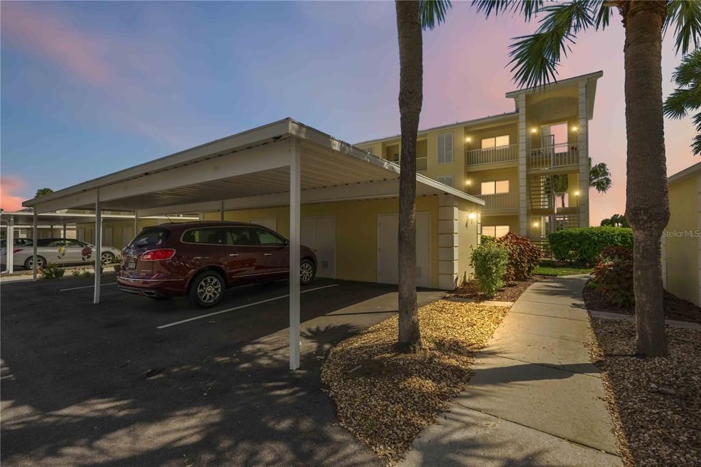 For Sale: $299,000 (2 beds, 2 baths, 948 Square Feet)