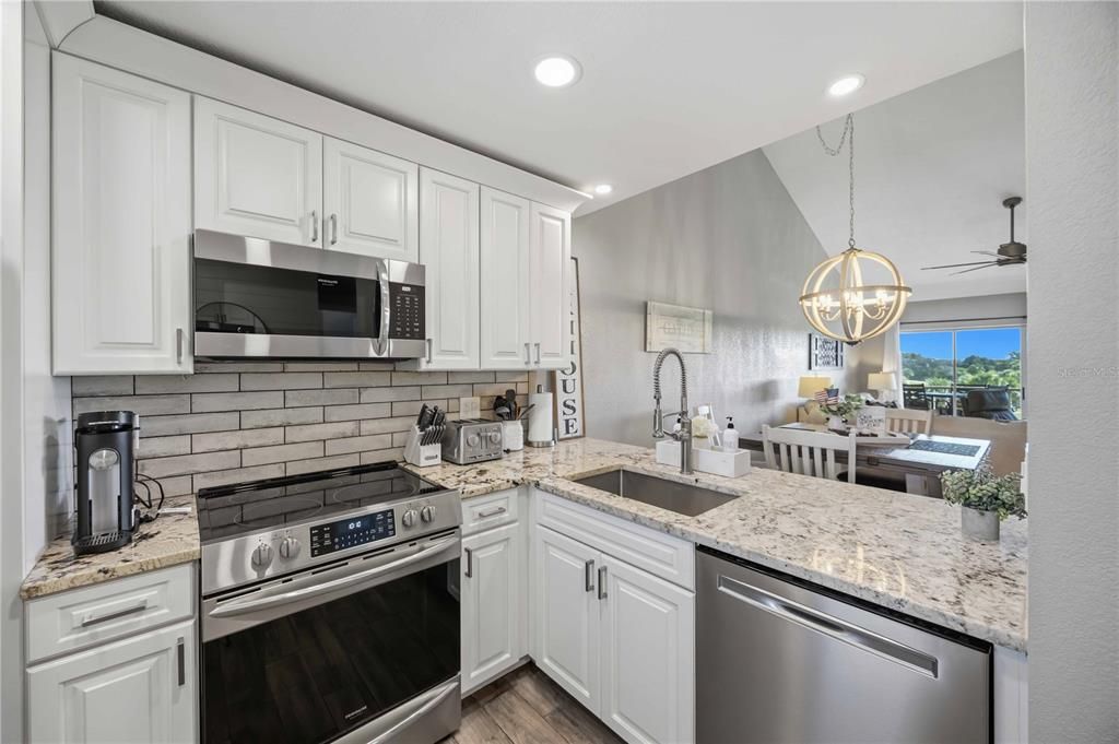 For Sale: $299,000 (2 beds, 2 baths, 948 Square Feet)