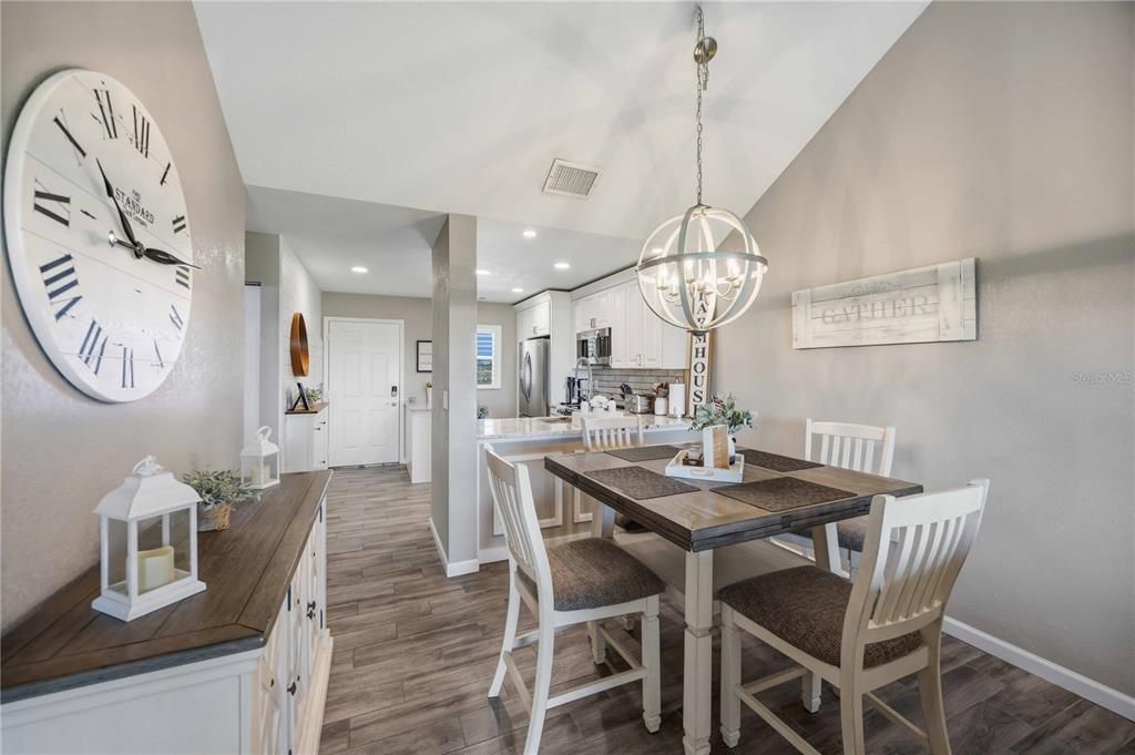 For Sale: $299,000 (2 beds, 2 baths, 948 Square Feet)