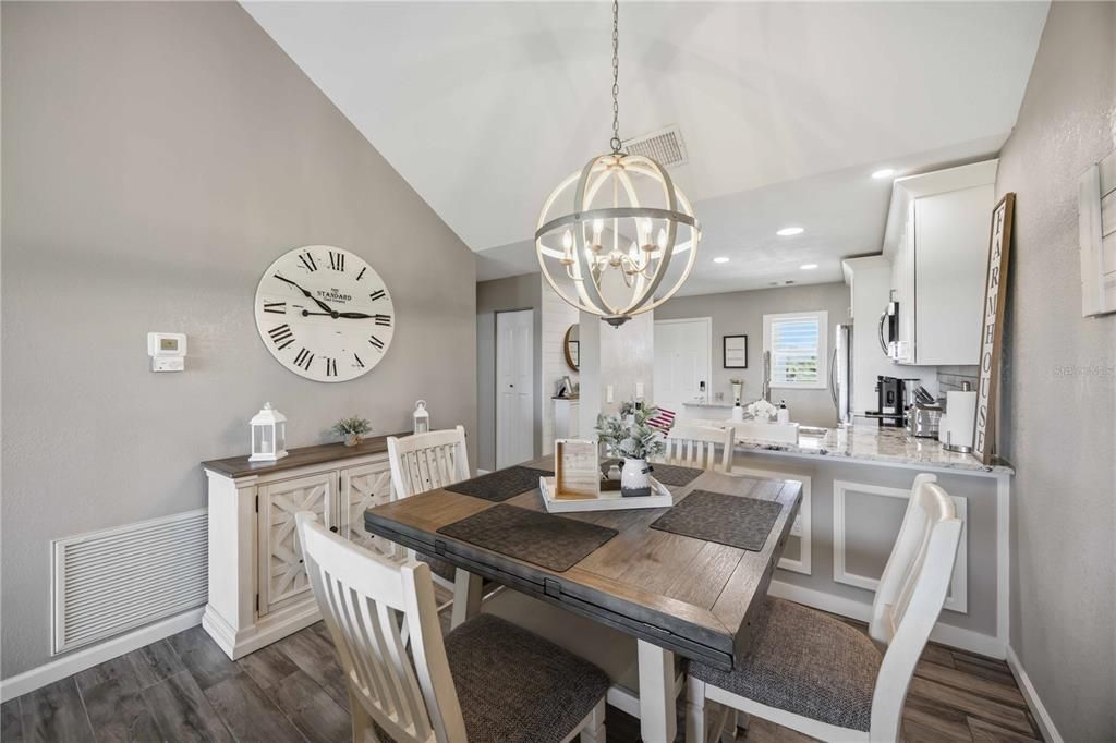 For Sale: $299,000 (2 beds, 2 baths, 948 Square Feet)
