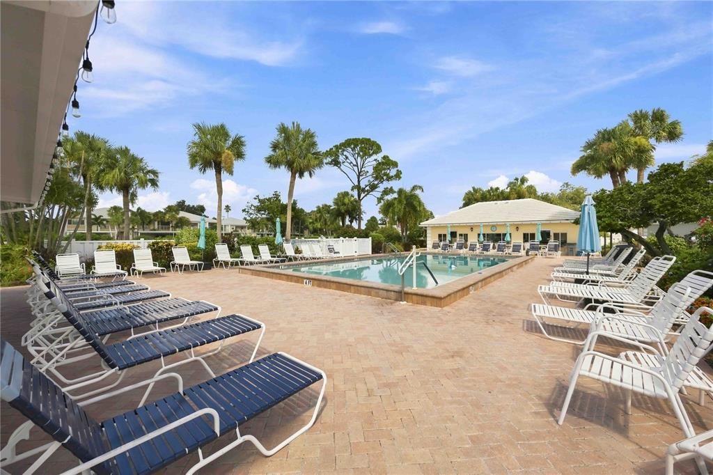 For Sale: $299,000 (2 beds, 2 baths, 948 Square Feet)
