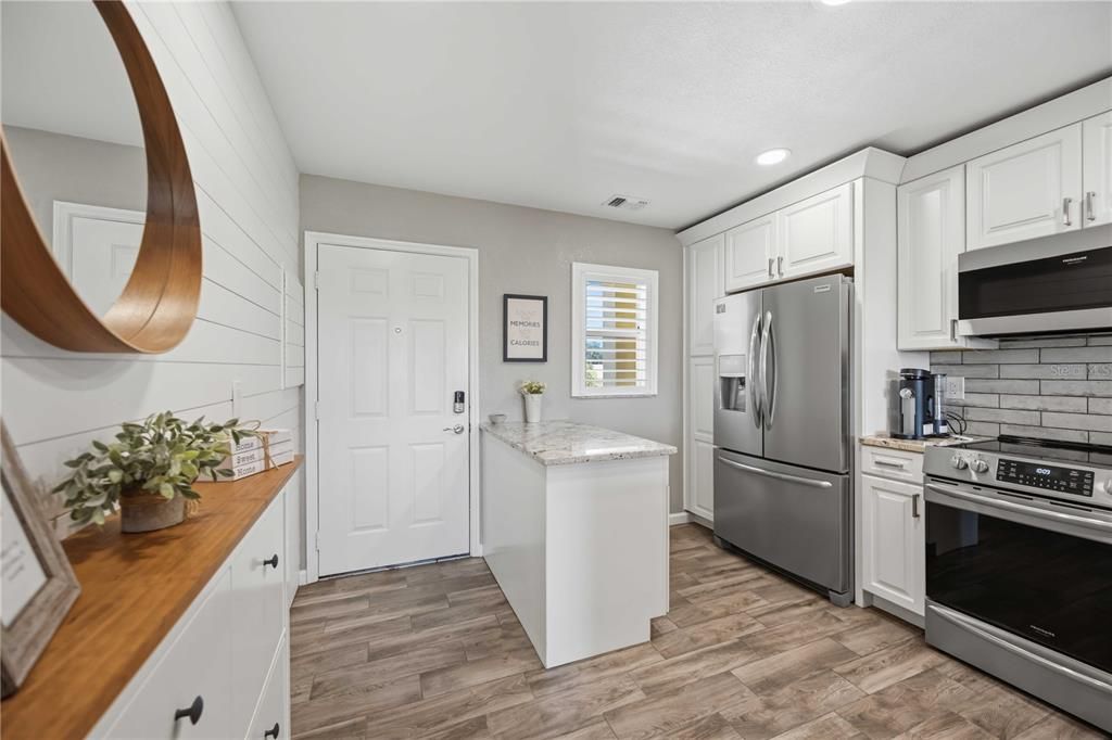 For Sale: $299,000 (2 beds, 2 baths, 948 Square Feet)