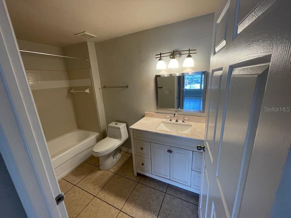 For Rent: $1,350 (1 beds, 1 baths, 713 Square Feet)