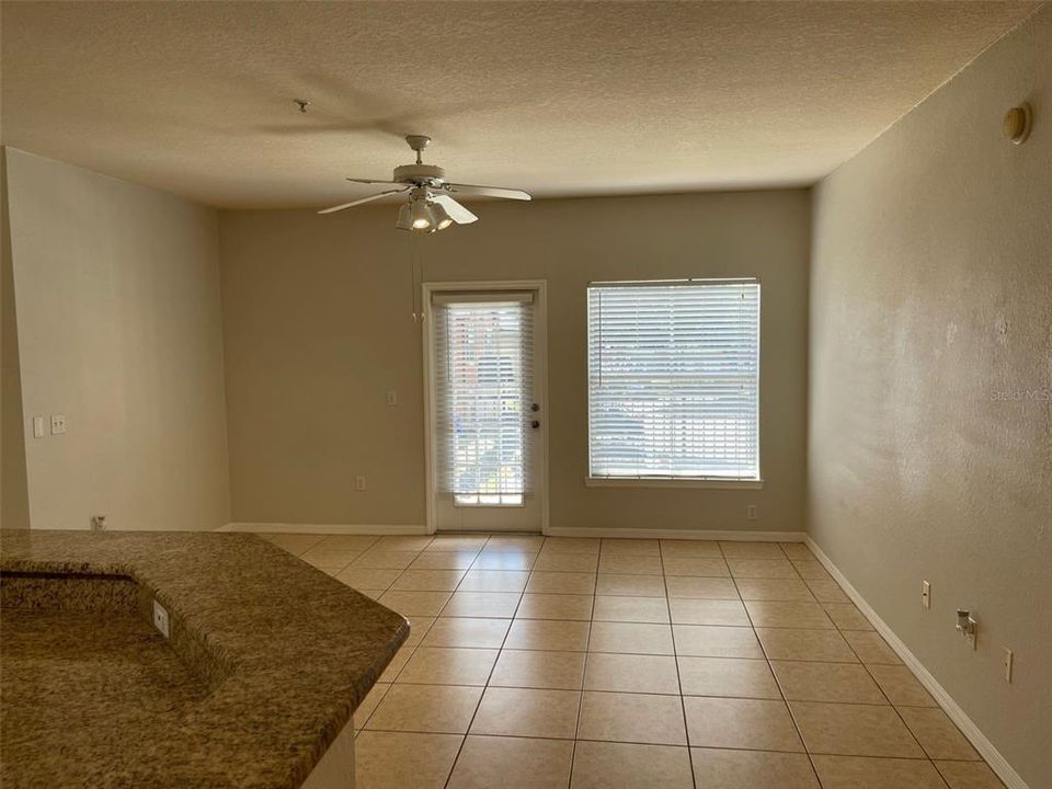 For Rent: $1,350 (1 beds, 1 baths, 713 Square Feet)