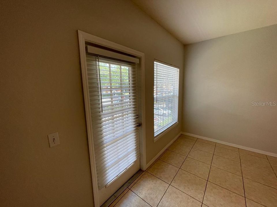 For Rent: $1,350 (1 beds, 1 baths, 713 Square Feet)