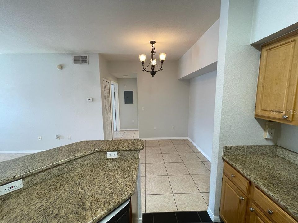 For Rent: $1,350 (1 beds, 1 baths, 713 Square Feet)
